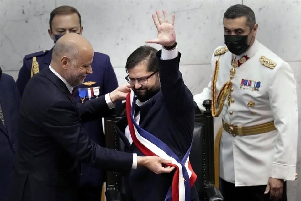 Boric recibe la banda presidencial por parte del presidente del Congreso, Álvaro Elizalde.