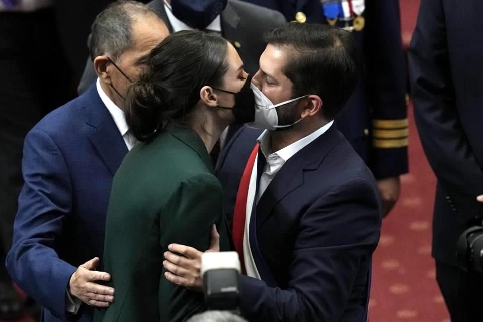 Boric y su pareja Irina Karamanos luego de la ceremonia de juramentación.