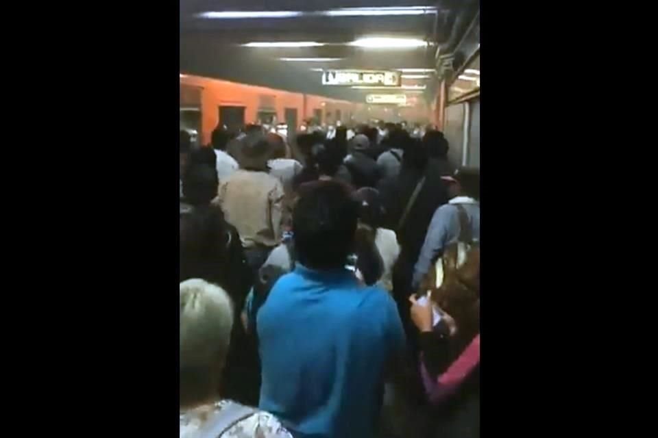 Usuarios reportaron avance lento en la Línea 3 del Metro; STC informó que se retiró un tren para revisión por corto circuito.