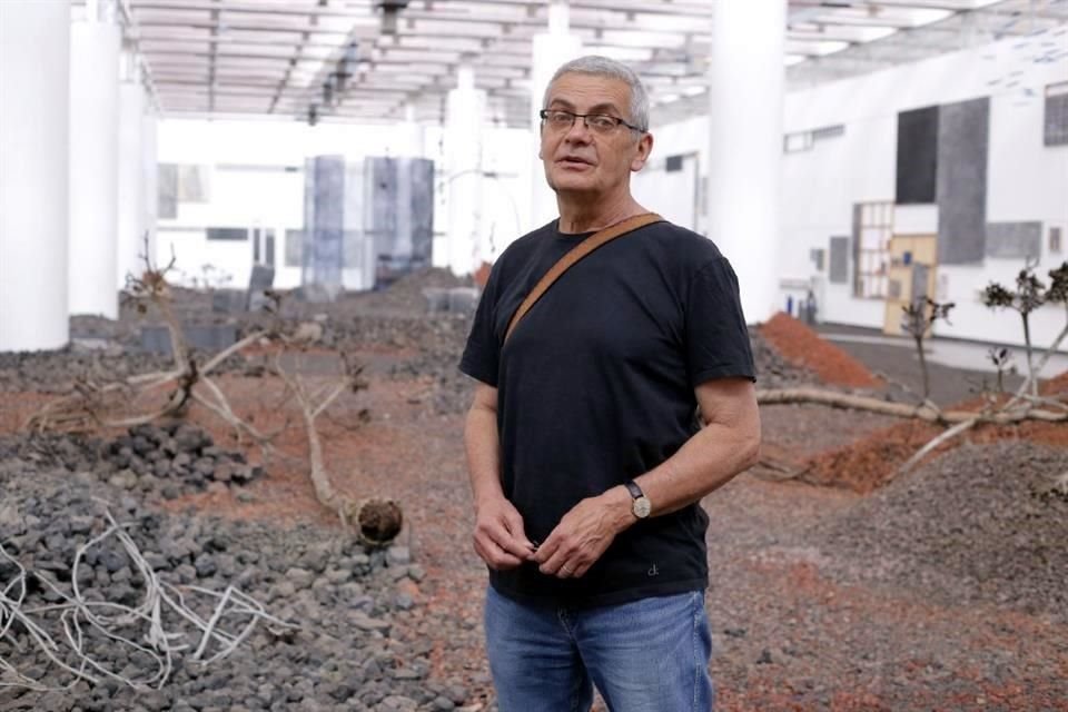 La instalación de Krauze abreva de la noción de 'nonsite (no-sitio)' propuesta por el fallecido artista del 'land art', el estadounidense Robert Smithson, explica el curador Michel Blancsubé.