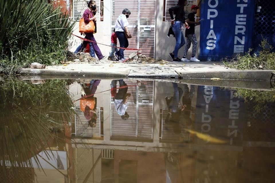 El Sistema de Aguas de la Ciudad de México informó que alrededor del 50 por ciento del suministro del agua se pierde en fugas de las tuberías.