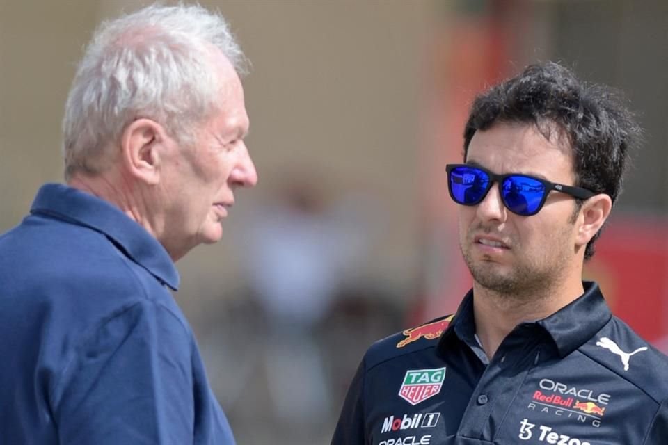 El piloto tapatío platica con Helmut Marko al finalizar su entrenamiento en Bahréin.