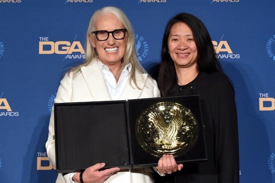 El gremio de directores de Hollywood entregó los DGA Awards; la cineasta Jane Campion, favorita para el Óscar, se llevó el máximo premio. Su colega, Chloe Zhao (der.), le entregó el galardón.