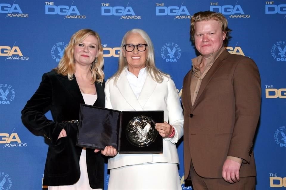La cineasta Jane Campion, favorita para ganar el Óscar, se llevó el máximo premio en los DGA Awards. En foto, posa junto a los actores de su cinta, 'El Poder del Perro', Kirsten Dunst y Jesse Plemons.