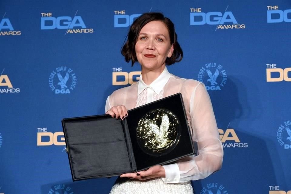 La cineasta y actriz Maggie Gyllenhaal se llevó el reconocimiento a Mejor Director Novato, por su trabajo en 'La Hija Oscura'.