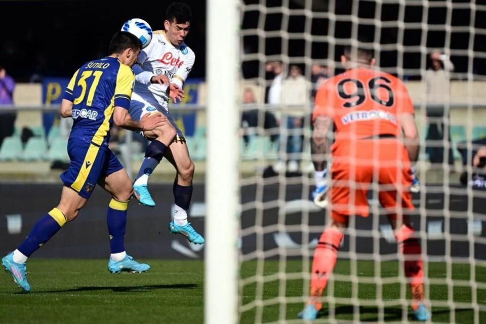 El croata Bosko Sutalo y el 'Chucky' peleando un balón en el área del Verona.