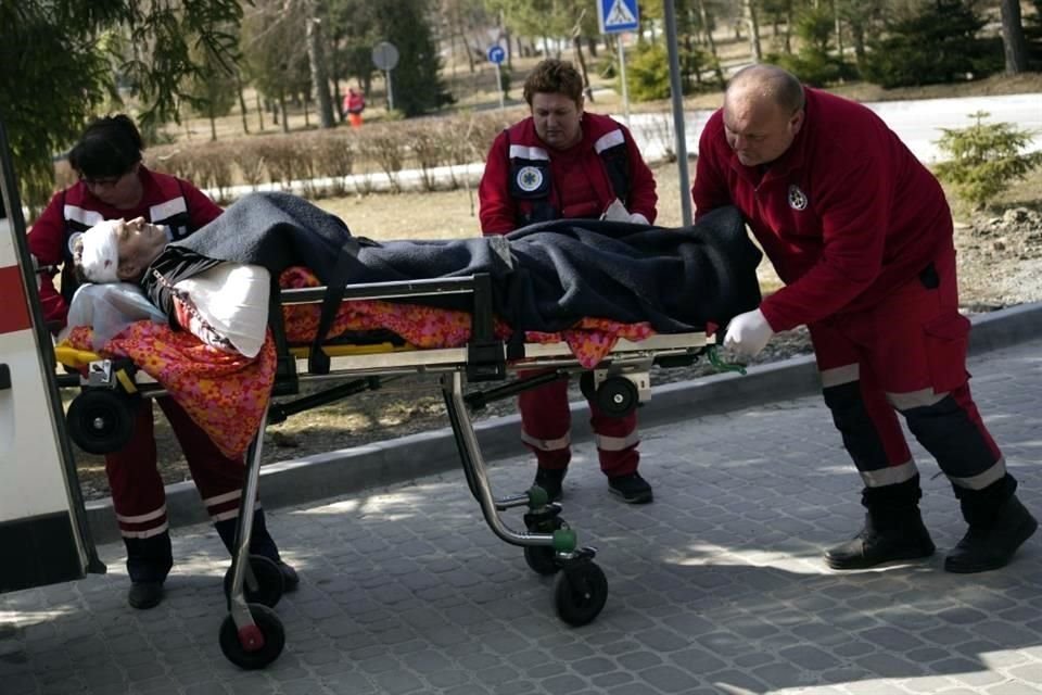 Personal médico transporta a un herido en la ciudad de Novoiavorisk, en el oeste de Ucrania.