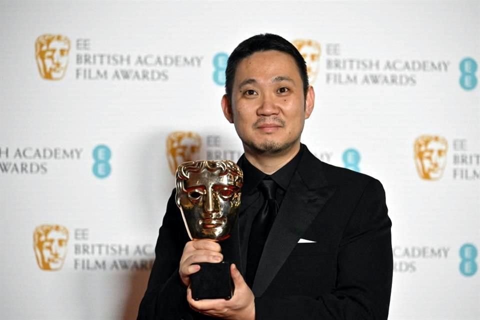 El director japonés Ryusuke Hamaguchi con su trofeo a Mejor Película en Lengua No Inglesa por 'Drive my Car.