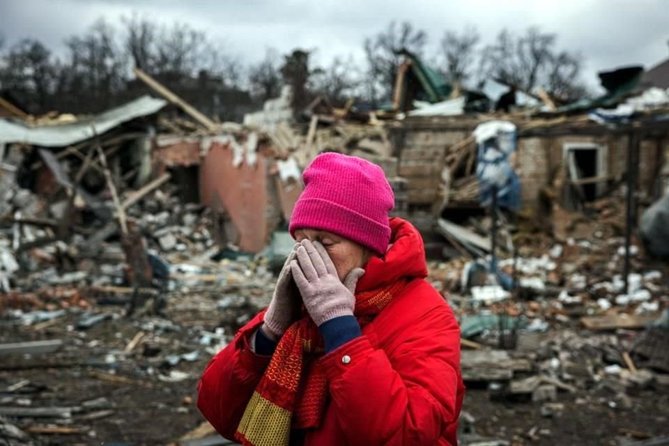 Irina Moprezova se sorprende tras ver cómo quedó destruida una casa en la ciudad de Irpin.