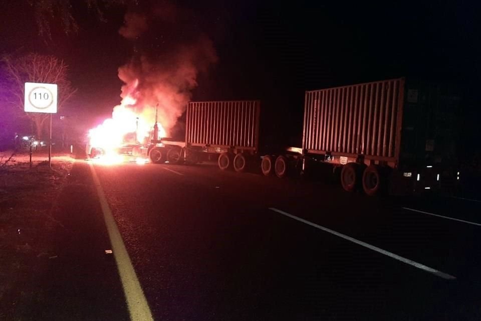 Al menos 4 narcobloqueos se registraron en la madrugada en carreteras de Colima, tras captura del 'Chaparrtito', líder de CJNG en el estado.