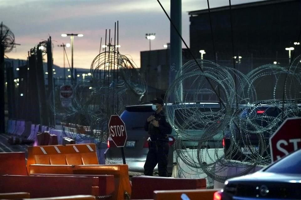 Un oficial fronterizo vigila en el puerto de entra de San Ysidro.