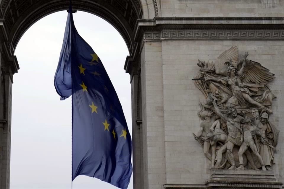 Una bandera de la Unión Europea ondea debajo del Arco del triunfo en París.