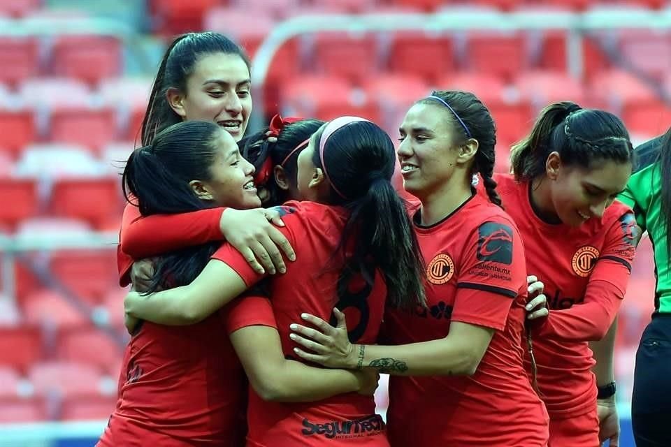 Toluca se puso arriba en el marcador por un gol de la arquera Cecilia Santiago, a 31 segundos de iniciado el partido.