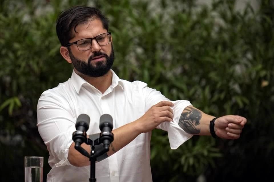 El Presidente de Chile, Gabriel Boric, da una rueda de prensa en La Moneda para reporteros extranjeros.