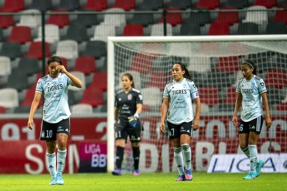 Las jugadoras auriazules no podían creer que estaban siendo empatadas al final del juego.