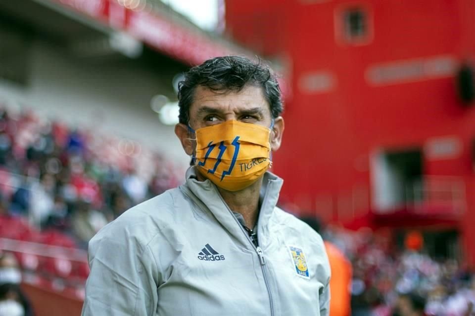 Roberto Medina, DT de Tigres Femenil, se quejó del arbitraje.