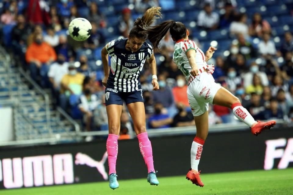 Con un remate de cabeza, Christina Burkenroad le dio la ventaja a las albiazules al 27', 2-1.