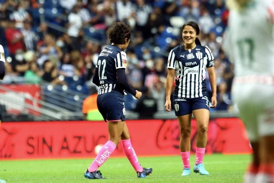 Diana García aprovechó un rebote afuera del área grande y mandó un derechazo para el 3-1, anotando un golazo.