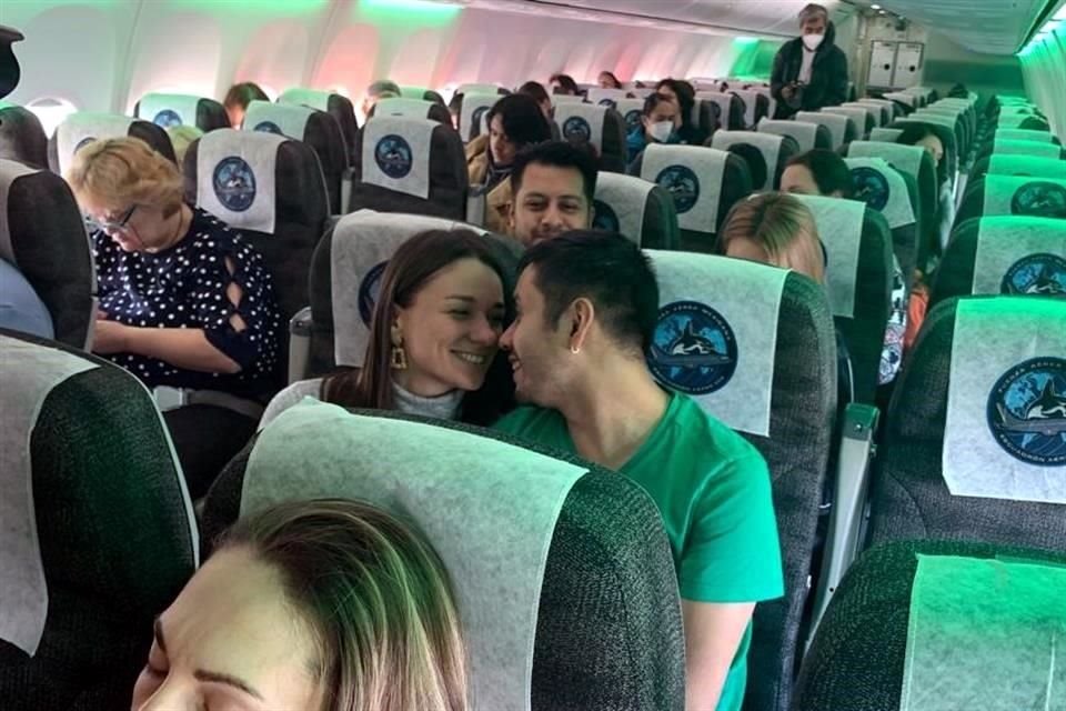 En el vuelo de la FAM se encuentran 30 mexicanos y 33 de sus familiares directos.