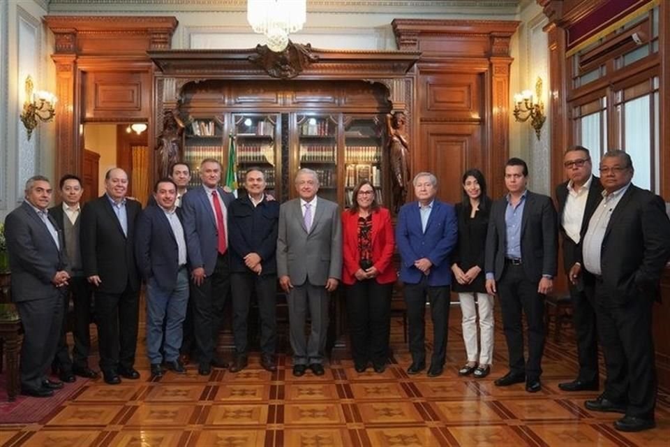 El Presidente y los gerentes de las refinerías del País.