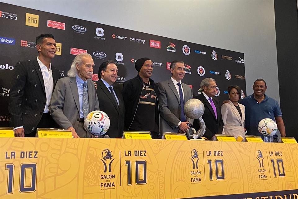 La conferencia de prensa con varios de los investidos para este año en el Salón de la Fama del Futbol Internacional.