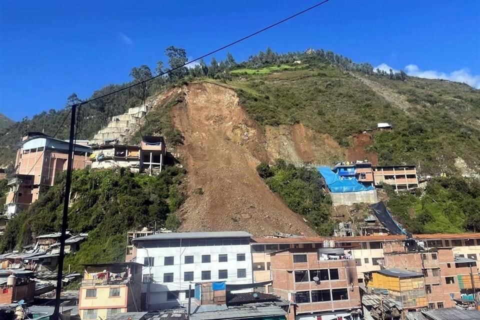 Un deslizamiento de piedra y lodo de un cerro en Perú enterró decenas de casas con al menos 15 personas atrapadas y 6 desaparecidas.