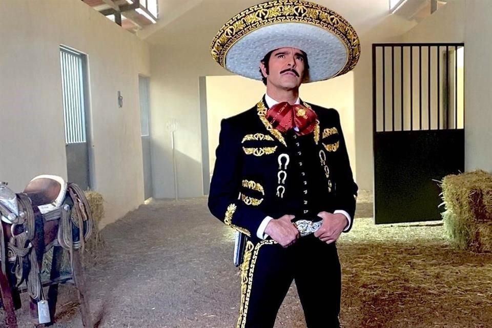 El cantante Pablo Montero da vida al 'Charro de Huentitán' en 'El Último Rey: El Hijo del Pueblo', que estrenó Televisa el lunes a pesar de los avisos legales.