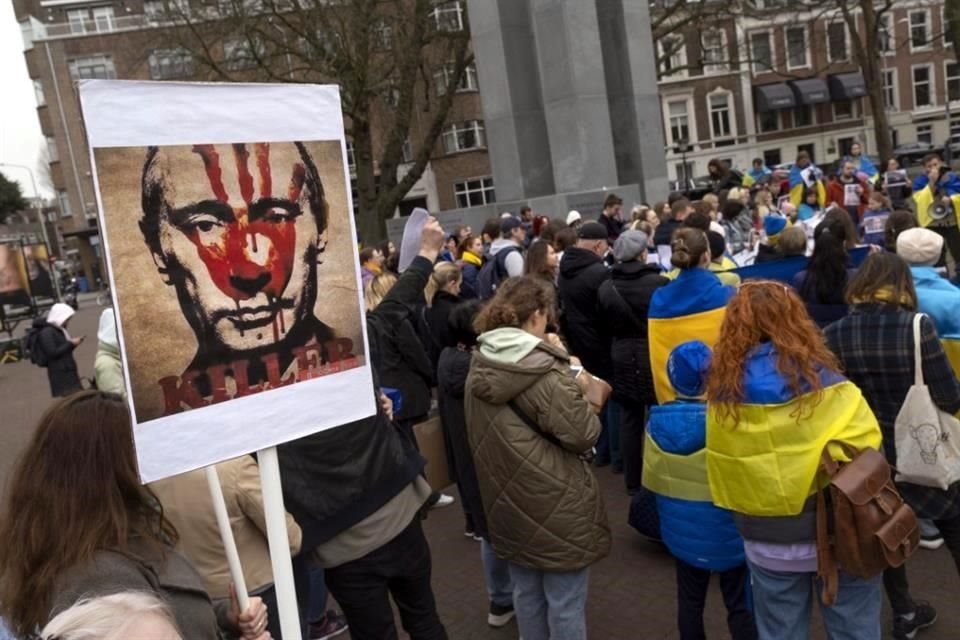 Personas afuera del tribunal de la ONU en La Haya protestan contra la guerra en Ucrania.