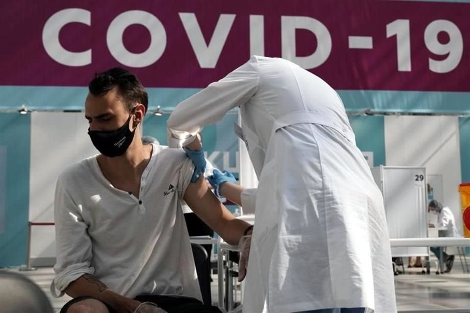 Un trabajador médico administra una dosis de la vacuna rusa Sputnik V para el coronavirus en Moscú, en julio pasado.
