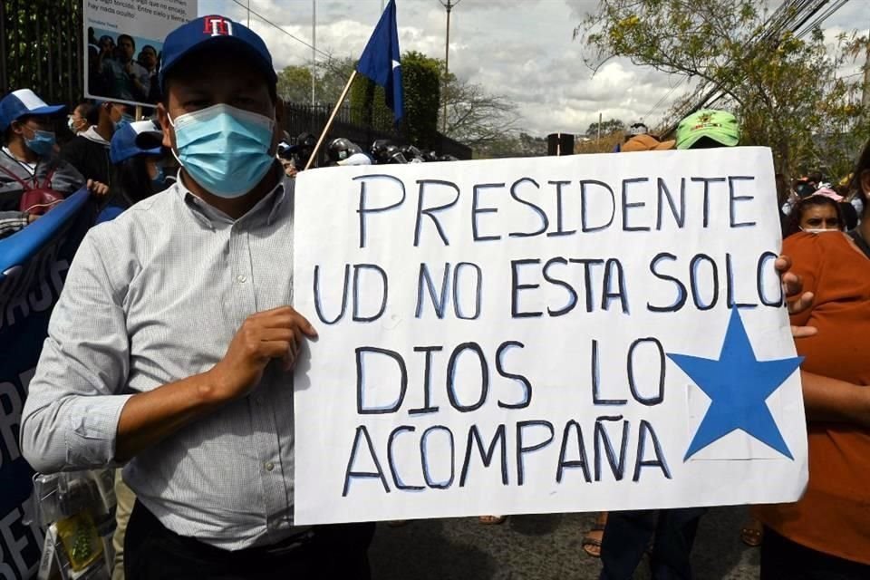 Un hombre da su respaldo a Juan Orlando Hernández.