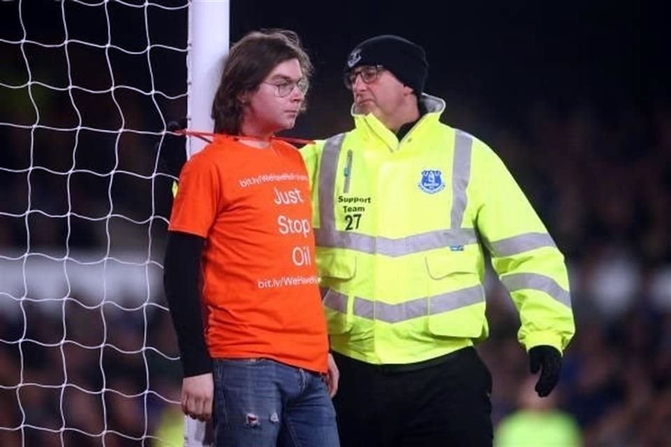 El joven que protestó en el partido entre el Everton y el Newcastle United fue arrestado.