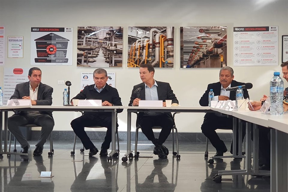 José María Morales Padilla (de izq. a der.), Alcalde de Ramos Arizpe; Miguel Riquelme, Gobernador de Coahuila; Raúl Gutiérrez Muguerza, presidente del Consejo de Administración de Deacero, y Tereso Medina Ramírez, Secretario General de la CTM en Coahuila.