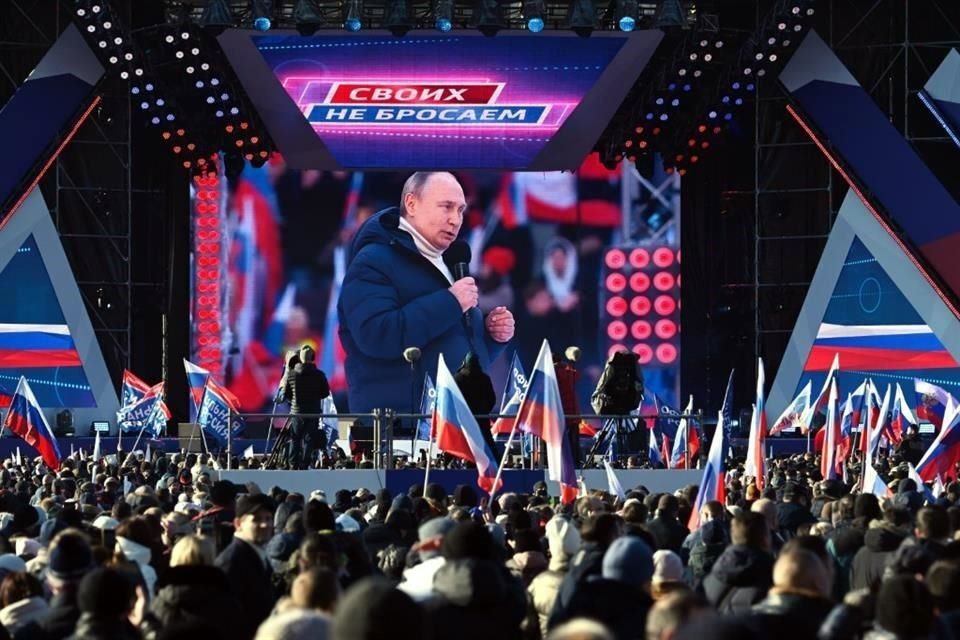 Alrededor de 200 mil personas estaban en el estadio de Moscú para celebrar el aniversario de la anexión de Crimea a Rusia.
