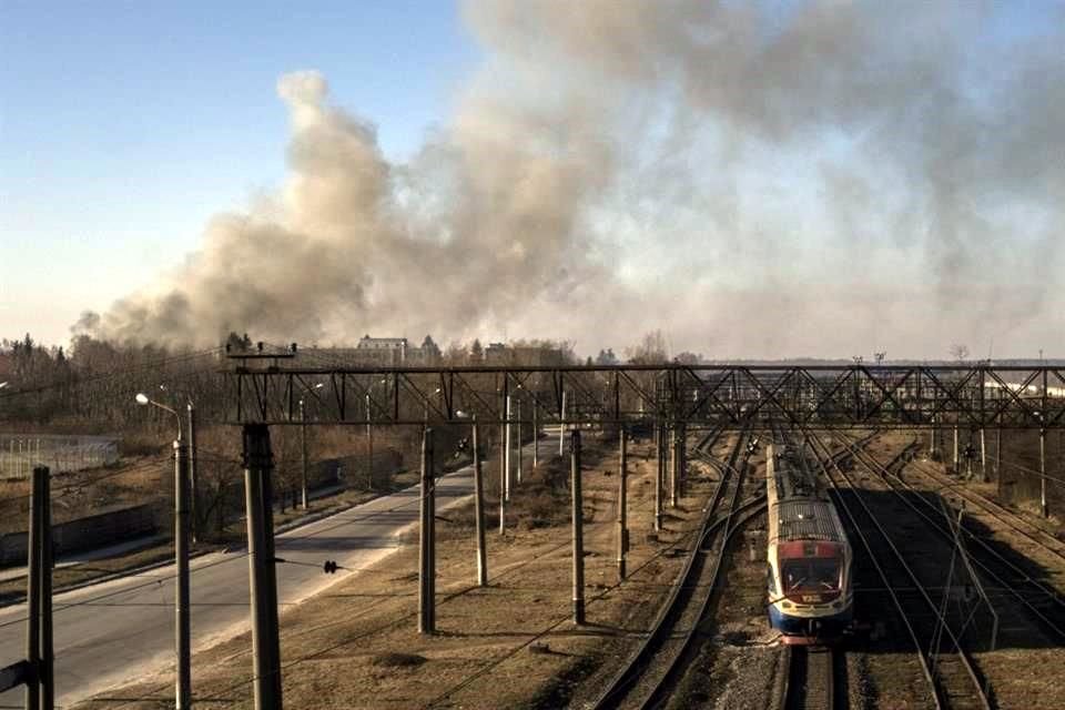 Una nube humo se alza luego de una explosión en Lviv, oeste de Ucrania.