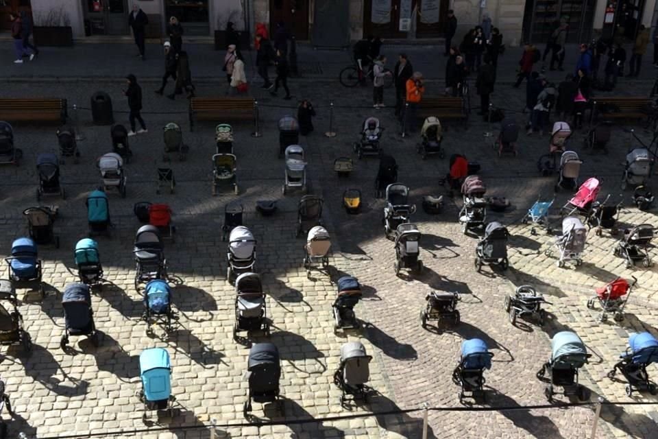 Un total de 109 carriolas están colocadas afuera del Concejo de la ciudad de Lviv para resaltar el número de niños que han muerto en la invasión rusa.