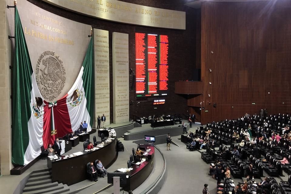 Al desaparecer diputados plurinominales, Presidente lograría un mayor poder para Morena y sus aliados en el Congreso, según especialistas.