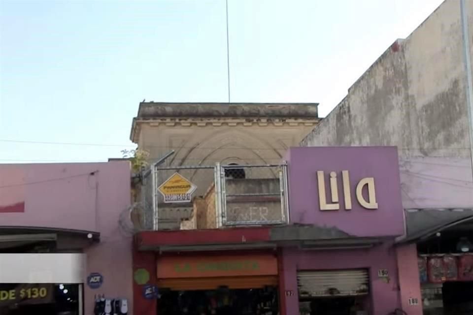 La Capilla de la Medalla Milagrosa está encerrada en medio de negocios en la zona de Obregón.