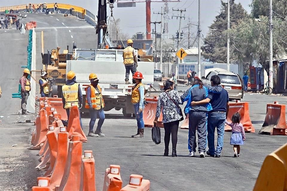 Pacientes de los hospitales del IMSS y el municipal César Camacho deben cruzar a pie por las obras.