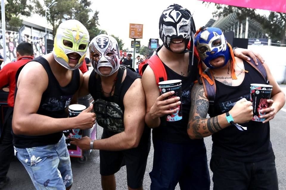 Algunos asistentes están disfrazados de luchadores.