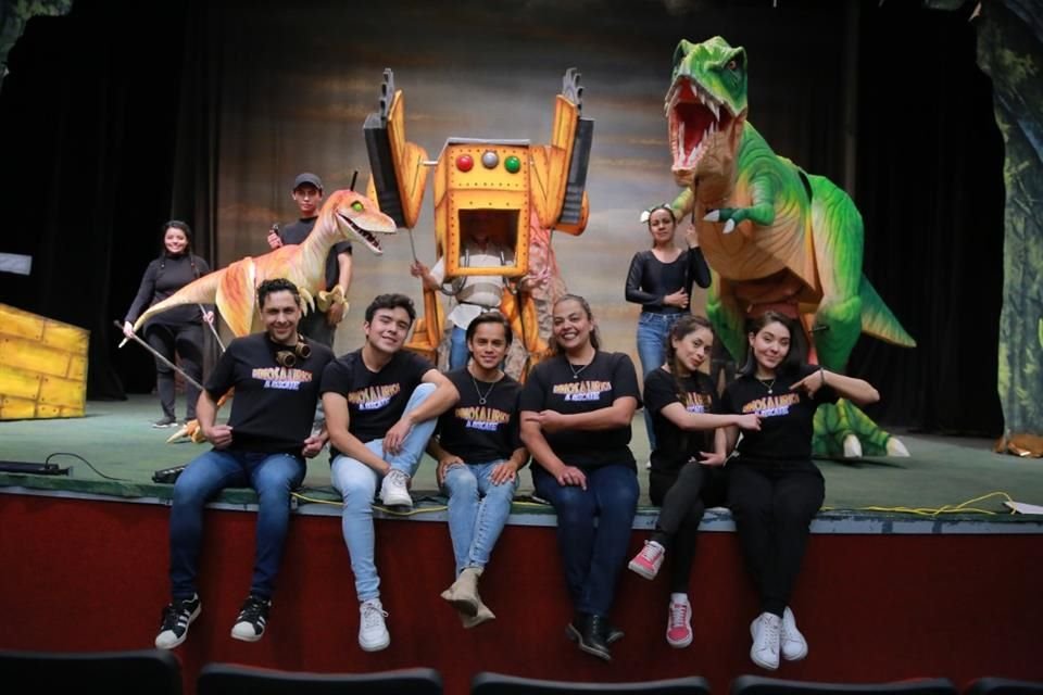 'Dinosaurios al Rescate', que se presenta a las 12:00 horas en el Teatro Tepeyac, utiliza dummies manejados por actores.