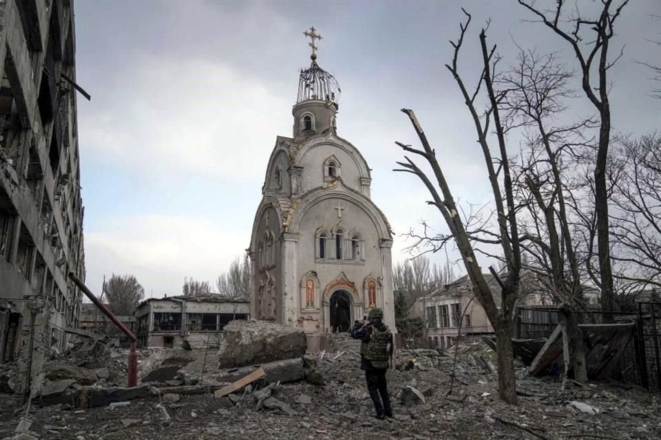 Un militar ucraniano toma una foto de una iglesia destruida en Mariúpol, el pasado 10 de marzo.
