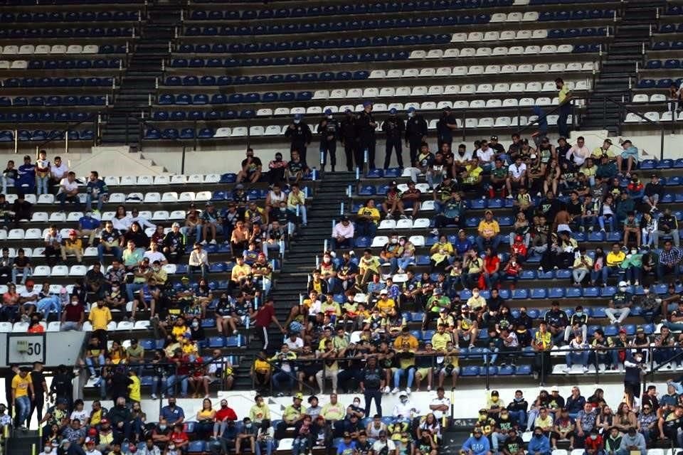 En las gradas se detectaron algunos grupos de aficionados haciendo cánticos durante el partido.