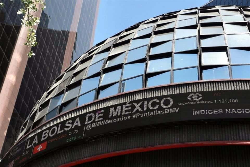 Director de BMV dijo que altas tasas de interés e incertidumbre en economía han provocado que inversionistas vean con cautela a México.