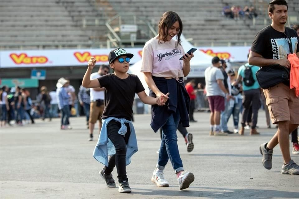 Para gozar del Vive Latino, la edad es lo de menos, pues hasta los niños llevan todo el 'flow'.