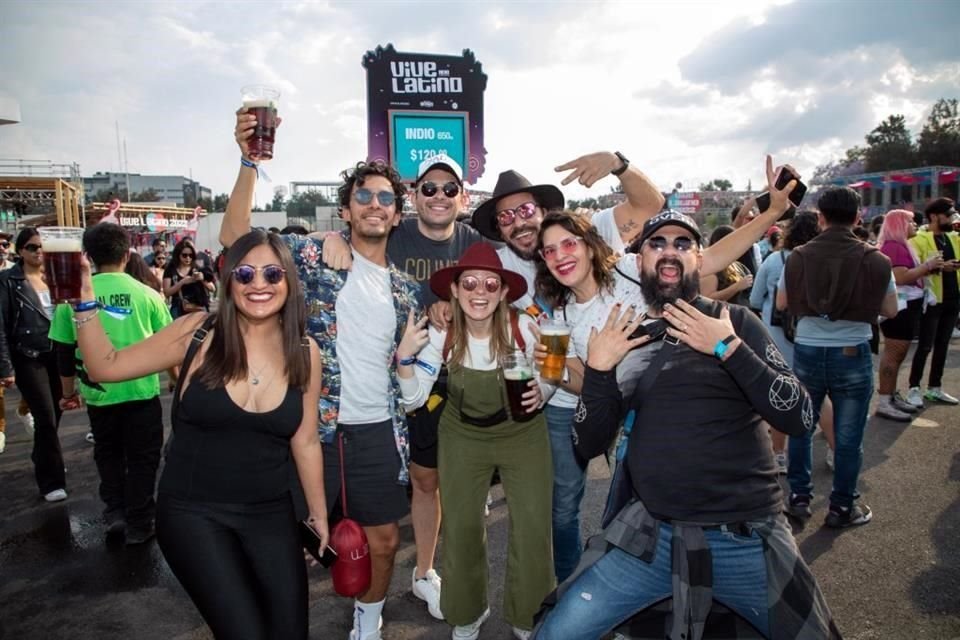 Los grupitos de amigos pintaron de color las masas que abarrotaron el Foro Sol este domingo.