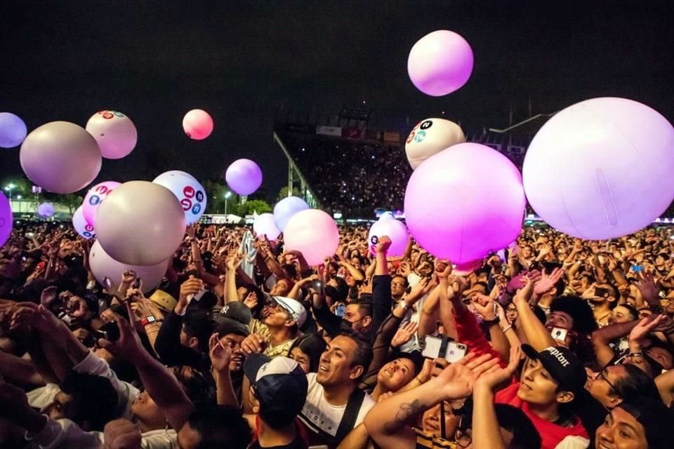 Para el show de Los Fabuloso Cadillacs, la gente hasta se puso a jugar con pelotas gigantes.