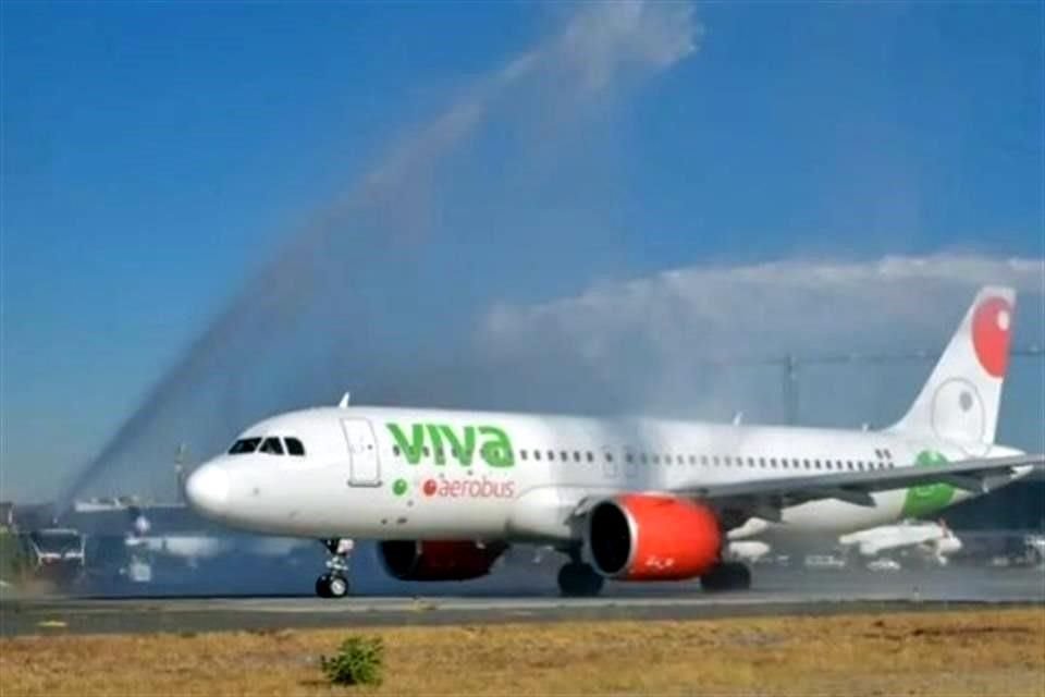 El avión de Viva Aerobús fue recibido con el tradicional chorro de agua en la nueva terminal aérea.