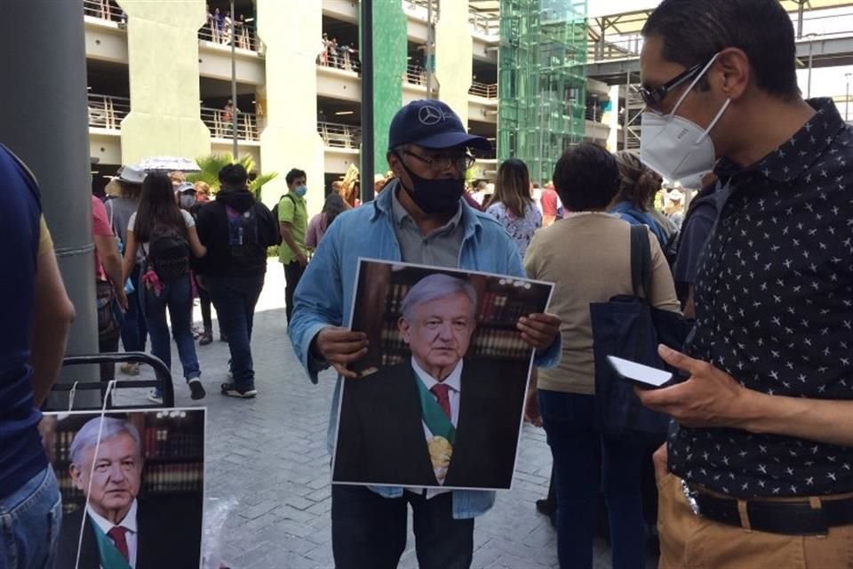 Retratos del Presidente también se vendían en el AIFA A $50.