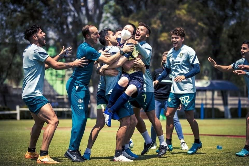 Jugadores de las Águilas convivieron con los niños en su visita a Coapa.