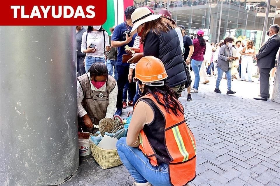 En la apertura del AIFA, los locales comerciales siguen vacíos, pero llegaron los ambulantes con comida y 'souvenirs' morenistas.